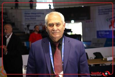  محمد جلود، رئیس فدراسیون جهانی وزنه‌برداری مدال‌های دسته ۷۱ کیلوگرم رقابت‌های بین‌المللی جام فجر را اهدا کرد