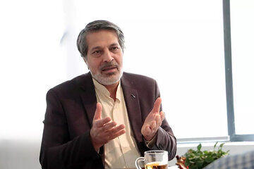  «سیاه بازی به بهانه خط سفید»/ واکنش عمادالدین باقی به ماجرای سیم کارت سفید: هیچ وقت پول برای فیلترشکن نداده‌ام