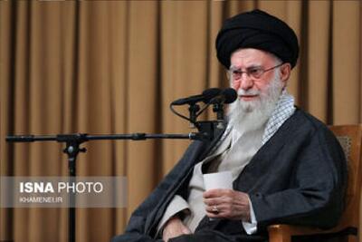  رهبر انقلاب در گفت‌وگو با مردم : بسیج، چهره‌ی سازمانی مقتدر و پشتوانه‌ی وسیع مردمی دارد