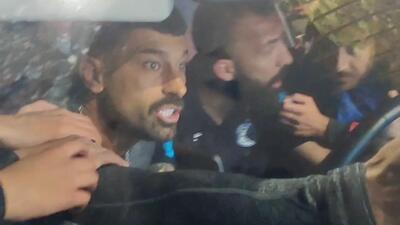  هجوم هواداران به سمت روزبه چشمی و رامین رضاییان پس از خروج از ورزشگاه با ماشین شخصی