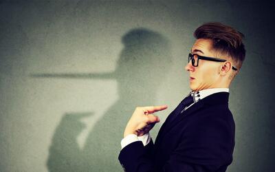  چگونه یک دروغگو را تشخیص دهیم؟ ۱۰ نشانه مهم - گیمفا