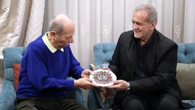  فیلم / نگاهی به دکوراسیون مجلل و عهد بوقی علی نصیریان در شبی که میزبان پزشکیان و دخترش بود /  از مبلمانی همرنگ با فرش تا پذیرایی با هندوانه و زولبیا بامیه همراه با آوازخوانی آقابزرگ سینما ...