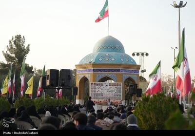  غبارروبی گلزار شهدای کاشان از قاب دوربین تسنیم تصویر - تسنیم