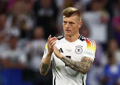  نصب نشان افتخار بر سینه تونی کروس (عکس)