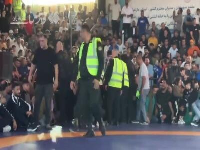  حضور هواداران کشتی تا کنار تشک مسابقه