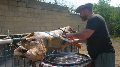  پخت کباب گاو غول‌پیکر روی سیخ گردان در روستای آذربایجان (فیلم)