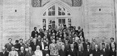  شرکت کنندگان در کنگره هزاره فردوسی در مقابل تالار دارالفنون (عکس)