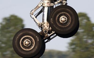  تایم لپس جالب از فرایند تعویض چرخ هواپیما!