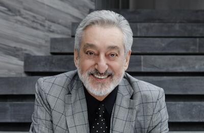  مبلمان سفید و آباژور مینی‌مال خانه ابی؛ جای مهربانی بابابزرگ - چیدانه