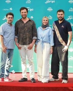  عکس/ استایل جذاب بازیگر خارجی مرد عینکی در ایران | اقتصاد24
