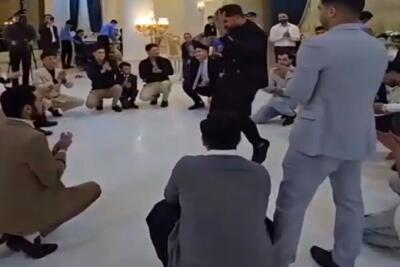  آواز محلی؛ پایکوبی آقا داماااد وسط حلقه رفیقاش با آهنگ محلی و ذوقیدن دوستاش