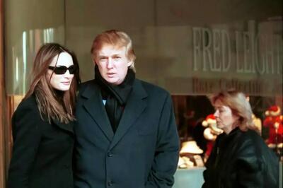  سفر در زمان | تصاویر عاشقانه « دونالد ترامپ و ملانیا » در حال قدم زدن در نیویورک؛ سال ۱۳۷۹