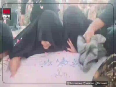  لحظه وداع مادر شهید عبدالله صالحی با شهید گمنام
