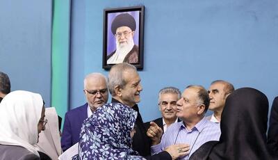  فرهیختگان: انتقادات اصلاح طلبان از دولت پزشکیان «نامردی» است