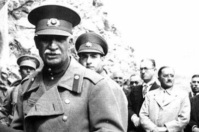  لحظه‌ای نایاب از رضاخان پشت تیربار در کرمانشاه