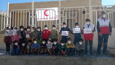  توزیع ماسک در مناطق دوردست خوزستان؛ حمایت جمعیت هلال‌احمر دزفول از سلامت دانش‌آموزان در مقابله با آنفلوانزا