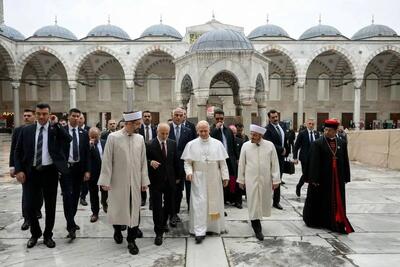  پاپ لئو در نخستین سفر خارجی خود از مسجد سلطان احمد در استانبول دیدار کرد