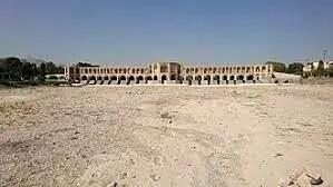  سفر در زمان؛ نمایی از «پل خواجو و زاینده رود خروشان» در دوران قاجار