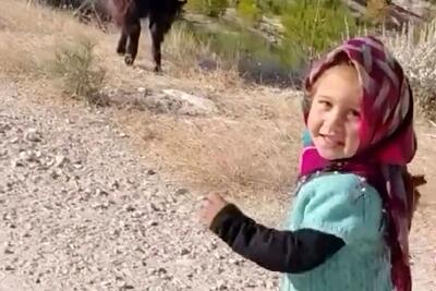  آواز محلی؛ پدر چوپان برای دختر چوپانش جینقلی قیزیم میخونه دخترک رقص کنان راه میره