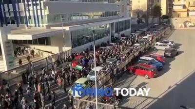  در تورین، فعالان طرفدار فلسطین در بیرون دفتر مرکزی روزنامه لا استامپا تظاهرات کردند