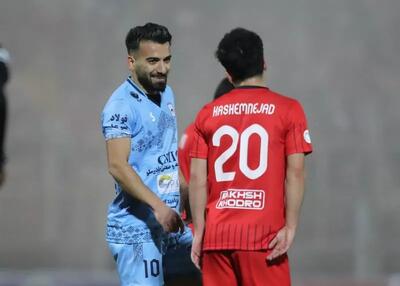  تقلید هادی حبیبی نژاد از یاسر آسانی؛ بوسه بر بازیکن حریف پس از به‌ثمررساندن پنالتی!