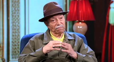  نگاهی به دکوراسیون مجلل و عهد بوقی علی نصیریان در شبی که میزبان پزشکیان و دخترش بود / از مبلمانی همرنگ با فرش تا پذیرایی با هندوانه و زولبیا بامیه همراه با آوازخوانی آقابزرگ سینما ...