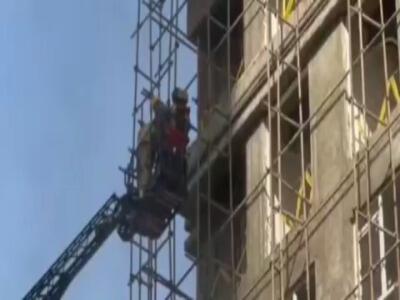  فیلم/ نجات بیش از ۳۰ نفر از آتش‌سوزی برج ۲۰ طبقه در حال ساخت در غرب تهران