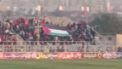  پرچم فلسطین در دستان هواداران تراکتور