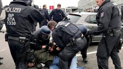  حمله معترضان آلمانی به خودرو پلیس