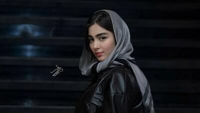  «نیکا»ی پایتخت در استایل چرمی مدرن؛ فوتوشوت جدید سونیا حسینی با روسری طرح‌دار (عکس)