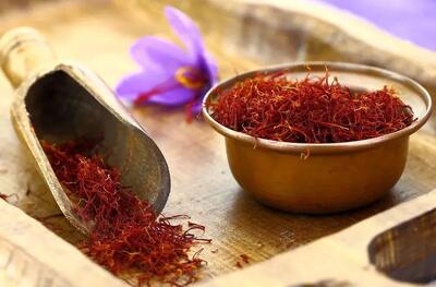  روش جالب یک کشاورز برای تشخیص زعفران اصلی از تقلبی (فیلم)
