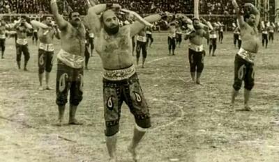   نورمن ویزدوم و همسرش در کنار «شعبان بی‌مخ» در تهران؛ سال ۱۳۴۸ (عکس)