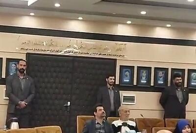  حضور بادیگاردها در نشست خبری رئیس بهزیستی!