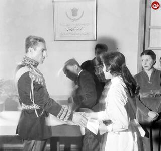  عکس/ بازدید محمدرضا پهلوی از هنرستان دخترانه تهران ۶۷ سال پیش | اقتصاد24