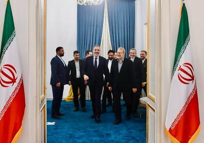 دیدار وزیر خارجه ترکیه با دبیر شورای عالی امنیت ملی ایران درباره مسائل مهم امنیتی /  طرفین بر ضرورت هماهنگی میان تهران و آنکارا برای مدیریت بحران‌های منطقه‌ای تأکید کردند