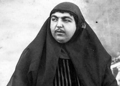  ژست خاص «عصمت‌الدوله» دختر ناصرالدین شاه به همراه حیوان خانگی‌اش
