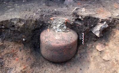  کوزه‌ شکسته ۱۷۰۰ ساله پر از سکه بود! | عکس