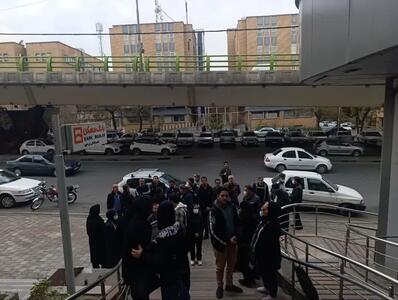  تجمع کارکنان بیمارستان‌های همدان در اعتراض به عدم اجرای طبقه‌بندی مشاغل