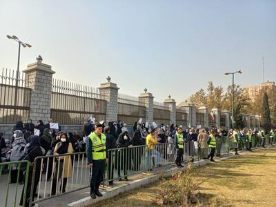  اعتراض برخی از معلمان و بازنشستگان فرهنگی به موضوع رتبه بندی در مقابل مجلس