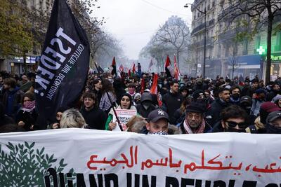  دهها هزار نفر در پاریس در حمایت از ساکنان غزه راهپیمایی کردند