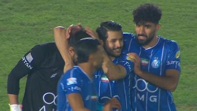  شادی بازیکنان استقلال پس از سوت پایان بازی و برتری مقابل فولاد