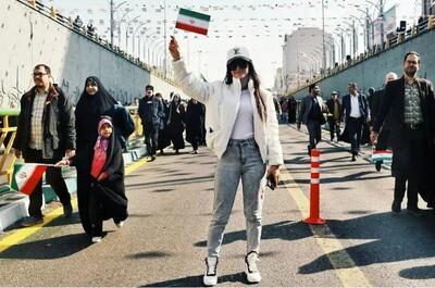  اعتراض روزنامه همشهری به منتقدان پوستر یک دختر شل حجاب در سایت رهبر انقلاب/ می گویند رهبری هم صورتی بازی درمی آورد