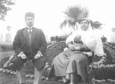  عکس/ مادر احمدشاه با گربه‌اش