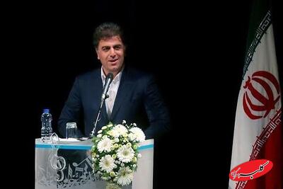  ویدیو| آدم‌های کوچک پشت میزهای بزرگ نشستند و بلند نمی‌شوند! - کلبه سرگرمی