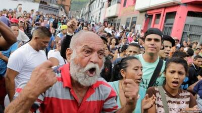  واشنگتن پست: ونزوئلایی‌ها تلاش می‌کنند خود را برای حملهٔ آمریکا آماده کنند جت‌های جنگندهٔ آمریکایی این هفته یک بمب‌افکن استراتژیک را در نزدیکی ساحل اسکورت کردند، و رسانه‌های دولتی ونزوئلا ویدئویی از سربازانی نشان دادند که به سوی آسمان تیراندازی می‌کردند. سوپرمارکتی در شرق کاراکاس پر شد از مردمی که قفسه‌ها را برای ذخیرهٔ مایحتاج غارت می‌کردند. روز بعد، آسمان آرام بود و پایتخت به حالت عادی بازگشت.