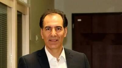  فیلم/ نگاهی به سلیقه همسر بهنام تشکر در چیدمان خانه مشترکشان/ از شلوغ کردن فضای اطراف ناهاخوری با لوازم دکوری تا مبلمان قدیمی و استفاده از لوستر ژاپنی در ورودی خانه