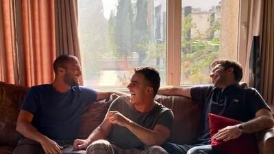  فیلم/نگاهی به چیدمان منزل مجردی علی شادمان با دکوراسیون مینیمال و جزئیات کلاسیک/ فرش دستبافت هریس و ماشینی موزائیکی، میز ناهارخوری 8 نفره، مبلمان چرمی و...