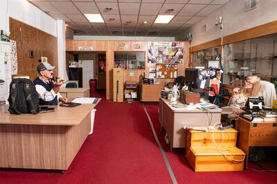  اتاق‌های خبر فرسوده و درحال‌فراموشی؛ روایت زنده از دنیایی که نفس روزنامه‌نگاری را زنده نگه می‌دهد - شارا