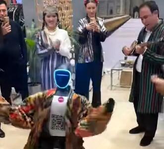  آواز مصنوعی؛ فقط مونده بود چینیا رباتشون برقصه که اونم انجام داد چقدرم گوگولی میجنبه