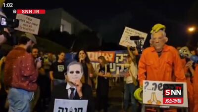  تجمع صهیونیست‌ها مقابل منزل رئیس رژیم صهیونیستی در اعتراض به عفو نتانیاهو + فیلم